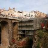 Percorriamo dunque questa discesa che costeggia un antiestetico �cubo� in cemento ancora in edificazione destinato a deviare la rete fognaria
